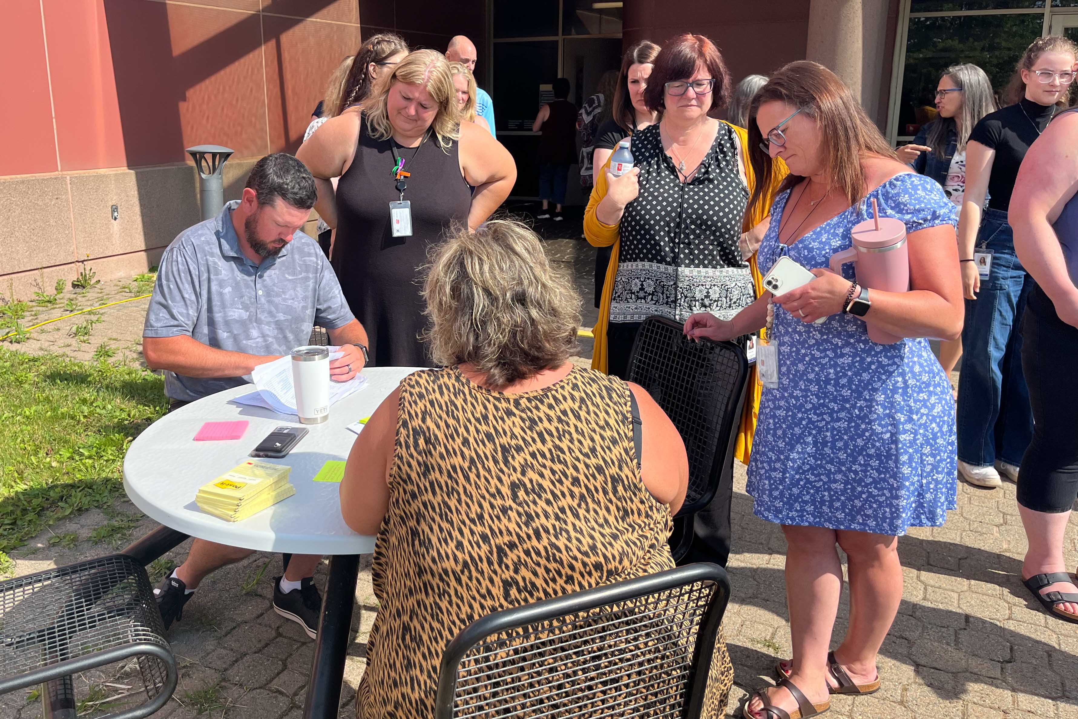 groupe de participants autour d'une table