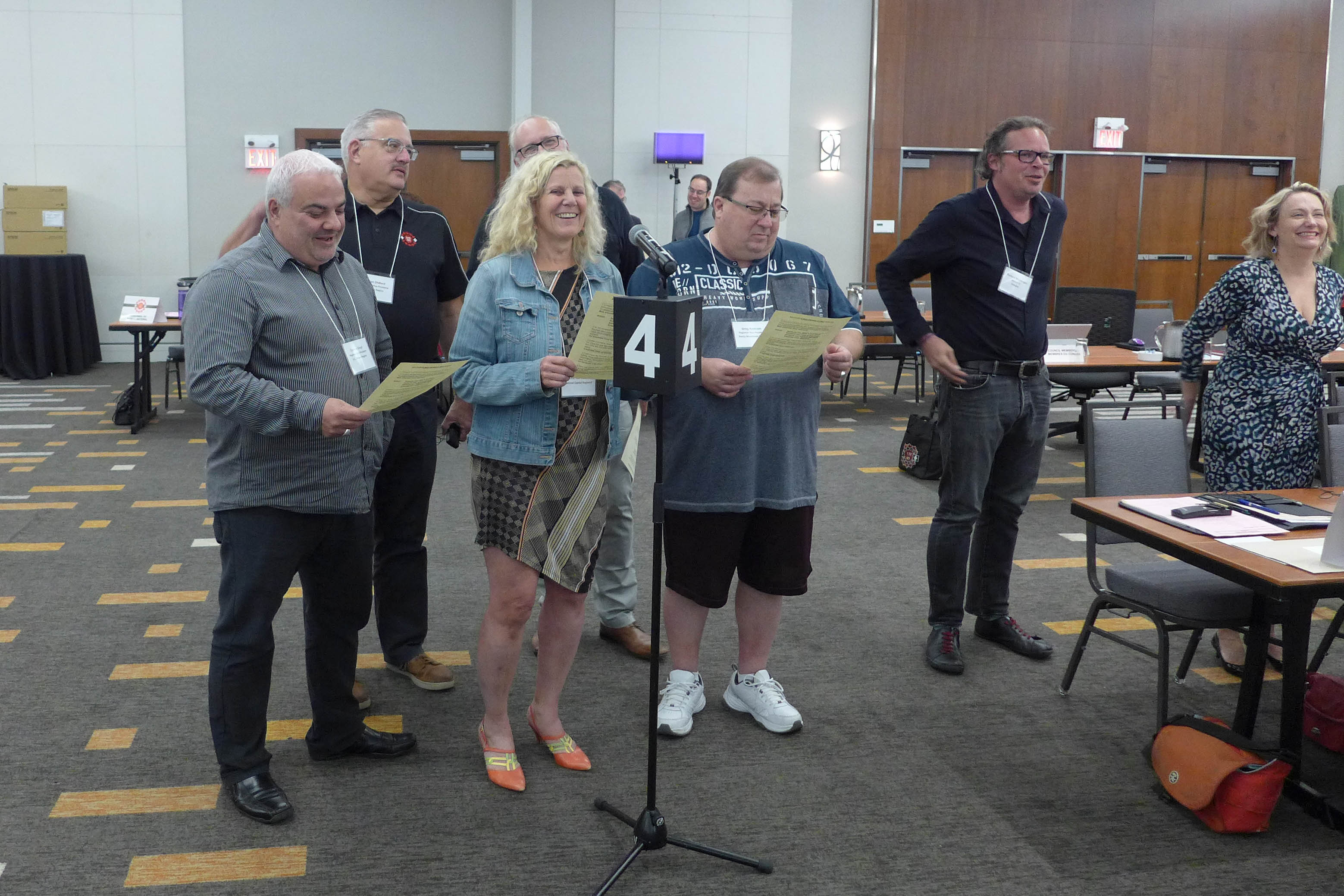 Cosimo Crupi, Brian Oldford, Jamie vanSydenborgh, Linda Koenders and Greg Krokosh singing Solidarity Forever