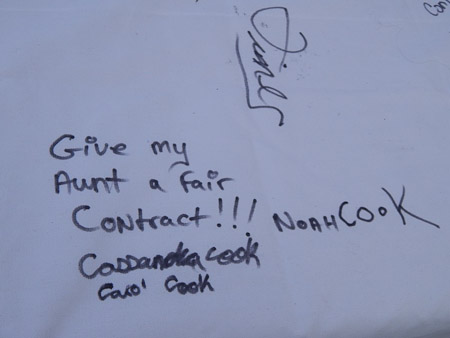 Give my aunt a fair contract / Donne ma tante une convention collective équitable 