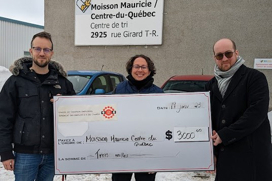Regional Vice-President, Jérôme Martel and Shawinigan Local President, Julien Nobert present the cheque