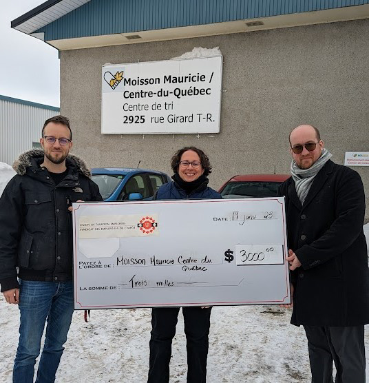 Regional Vice-President, Jérôme Martel and Shawinigan Local President, Julien Nobert present the cheque