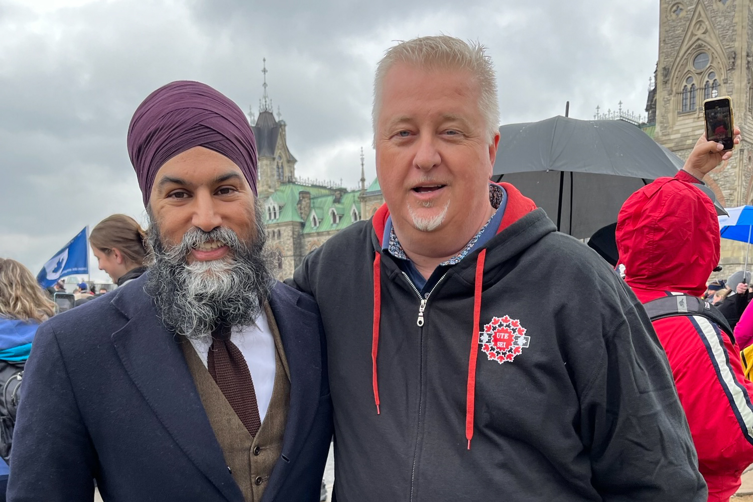 Jagmeet Singh, chef du NPD avec Marc Brière, président national du SEI