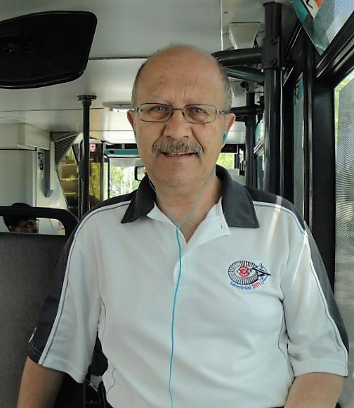 Les membres tenaient une photo de Sabri Khayat, un ancien membre de l'équipe de négociation, qui est décédé récemment.