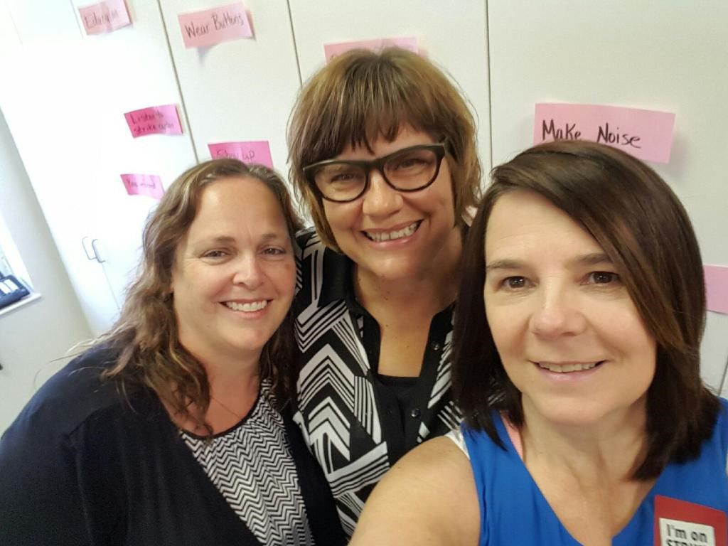 Valerie Illingworth, député du NPD et critique du travail Sheri Benson et Nancy Johnson se sont rencontré à l'égard des négociations avec l’ARC