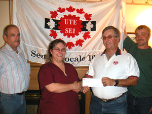 Presentation of the cheque to Mélanie Brunette