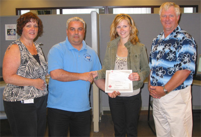 Nicole Westlund reçoit sa bourse d'étude