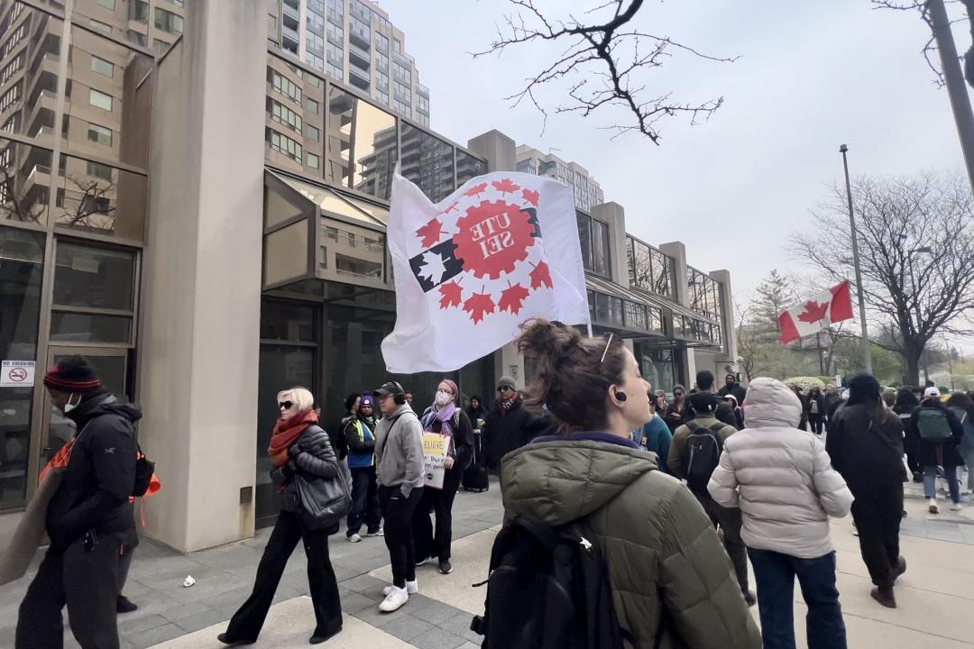 Local 00048 on strike / Section locale 00048 en grève