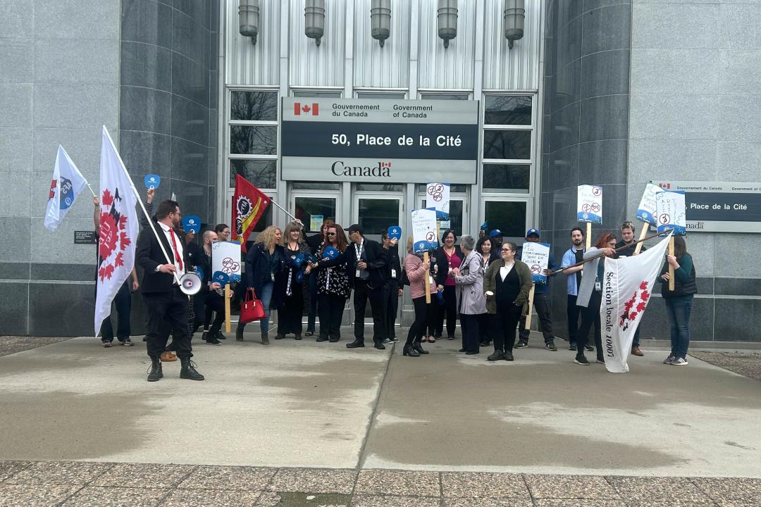 photo de groupe devant le bâtiment - Sherbrooke 10007