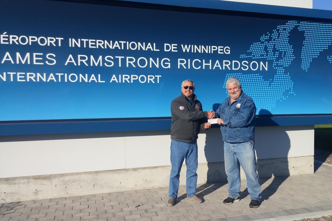 Wayne Barbeau présente le chèque à Jacques Legare