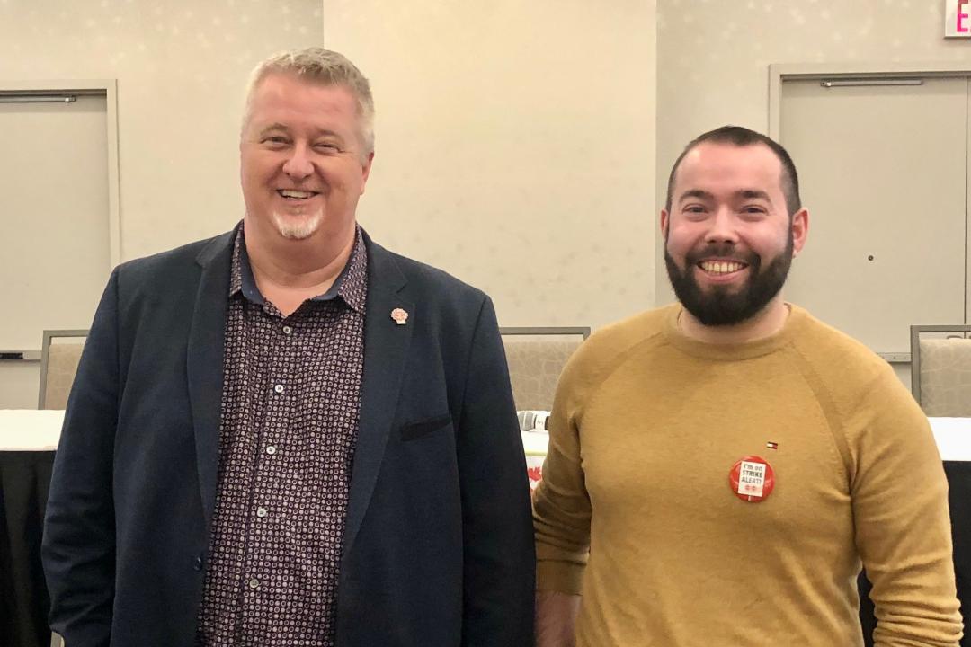 Marc Brière avec le membre Diego Fernandez Mato, le premier membre à avoir voté