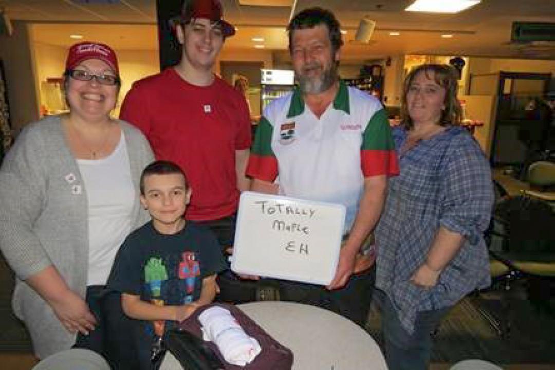 Dans la première rangée est Thomas Norden. Dans la rangée arrière est Tammy Norden (membre SEI 90006), Royce Durant, Gorden Perry (membre du STTP 129) et Sylvia Durant (membre SEI 90006). 