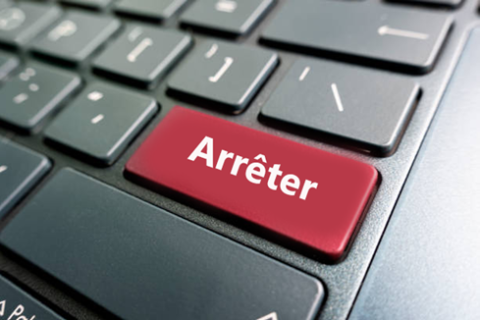 clavier avec un clé rouge avec le mot Arrêter